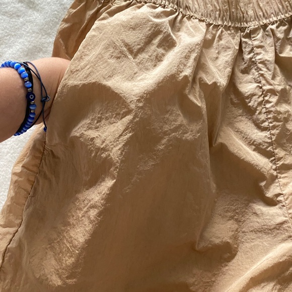 Aritzia TNA Claremont Shorts XS Sand Bluff - Picture 2 of 6